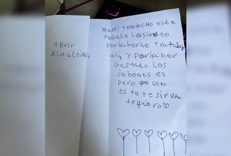 Niño escribe carta con disculpa a su mamá.