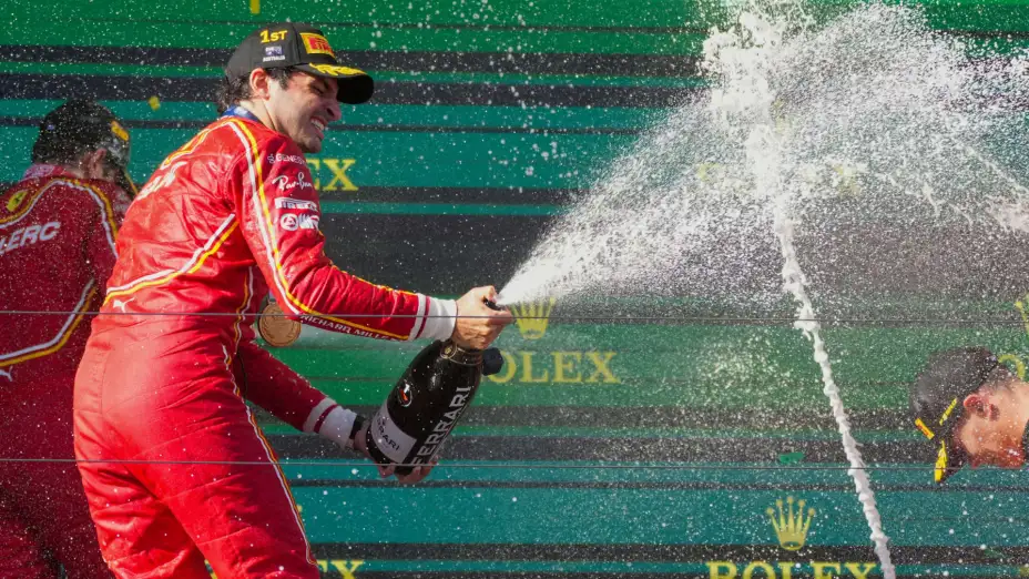 Carlos Sainz celebra su victoria en el Gran Premio de Australia.