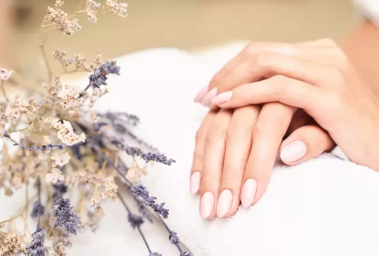 Truco para eliminar las manchas amarillas en las uñas con vinagre