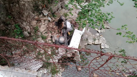 Muere chófer tras caer dentro de un camión en un precipicio en Tapilula, Chiapas