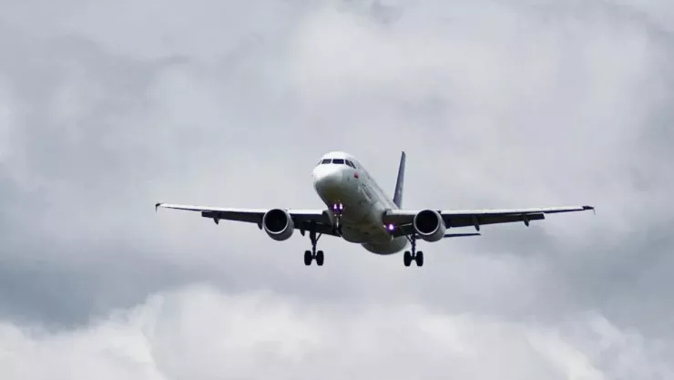 ¿Qué hago si mi vuelo fue cancelado por mal clima? ¿Puedo pedir reembolso?