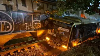 Autobús de pasajeros arrollado por tren en Veracruz