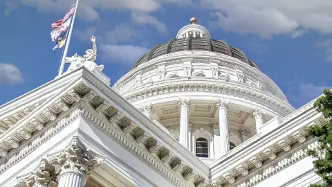 una imagen del Capitolio estatal de California situado en Sacramento