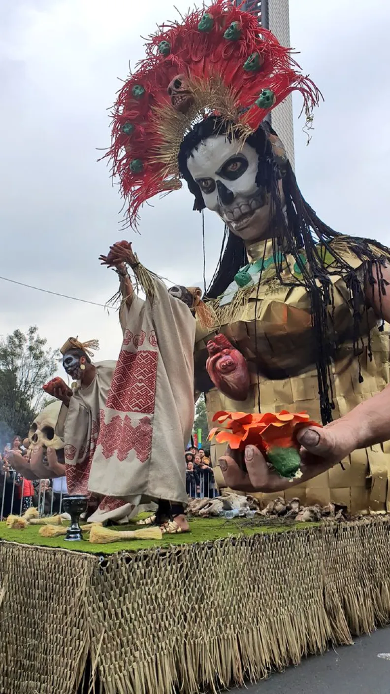 2 mil 500 artistas en acción, 11 carros alegóricos, 22 comparsas y diversos grupos de coreografías llenaron de alegría el corazón de la CDMX.