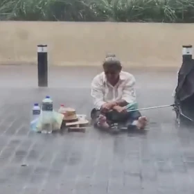 Josefina Ramos se mantuvo firme ante la fuerte lluvia con motivo de su lucha