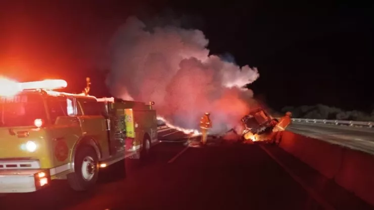 Durango: Tráiler se incendia tras chocar contra muro en Lerdo