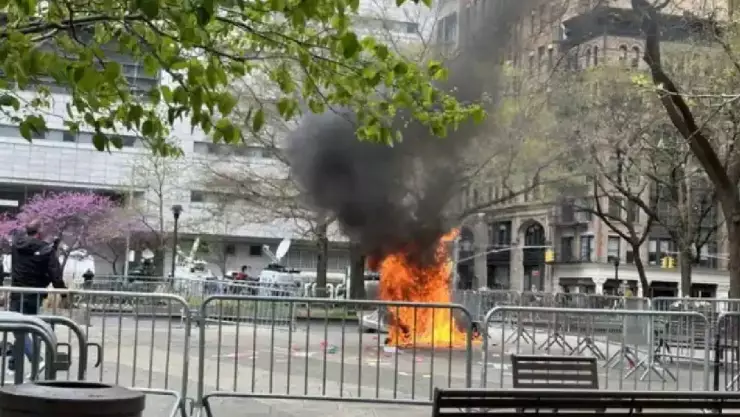 ¡IMPACTANTE! Hombre se prende fuego afuera del tribunal donde se hace el juicio contra Trump.jpg