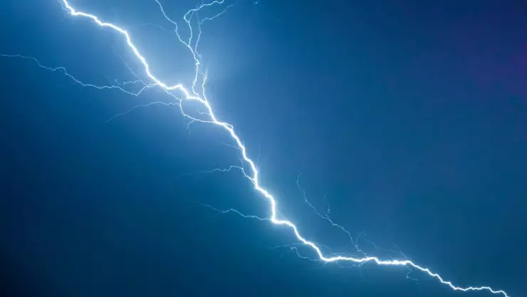 Captan momento en que rayo cae sobre persona ¿Fue culpa de su paraguas?