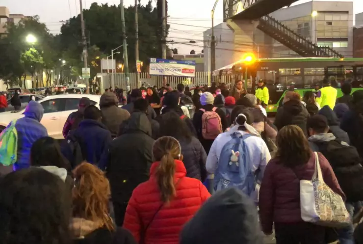 Afluencia en inmediaciones de Tlatelolco del Metro CDMX
