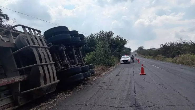 ¿Hay cierre? Vuelca tráiler en carretera de Veracruz