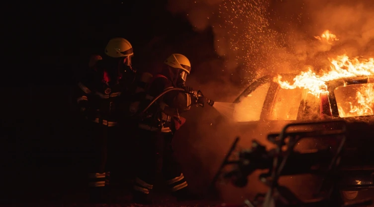 Auto incendiado.
