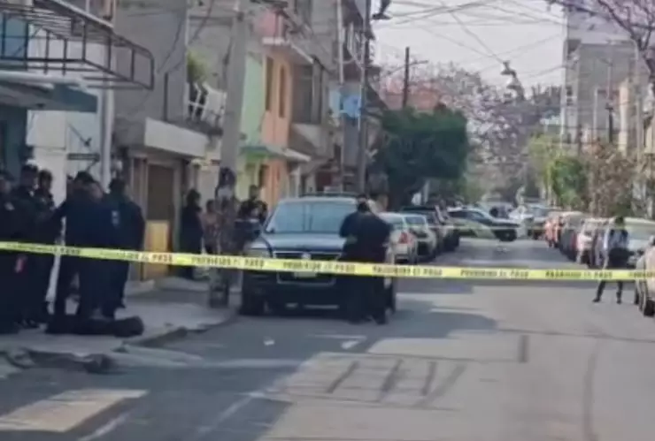 Policías acordonan autolavado en Iztapalapa para investigar asesinato