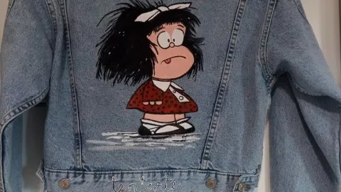5 ideas para reciclar chaquetas de mezclilla viejas y convertirlas en arte: son pintadas a mano