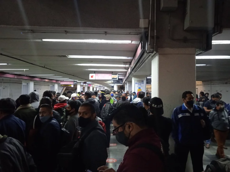 Metro CDMX: Reportan retrasos severos en líneas 1, 7 y A