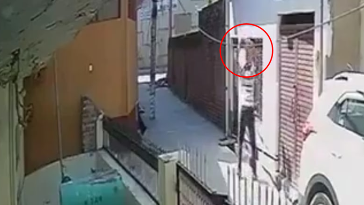 Hombre lanza a bebé contra el suelo