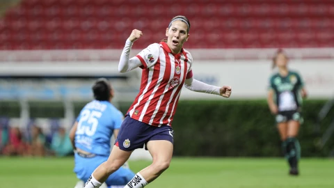 Licha Cervantes festeja su gol 100 con Chivas Femenil