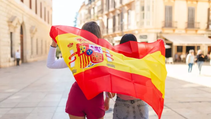 España anuncia medidas de apoyo para migrantes cubanos y latinos