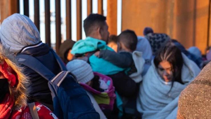 personas muy bien tapadas con sudaderas y cobijas
