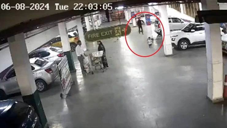 Niña es arrollada mientras jugaba en estacionamiento