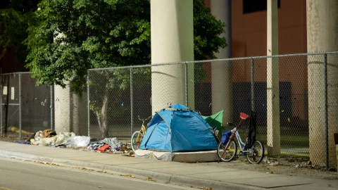 Una persona durmiendo en las calles de Florida.