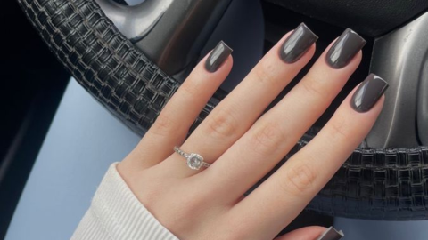 Uñas cortas en colores sólidos oscuros