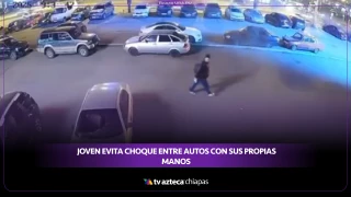Joven evita con sus manos la colisión de dos autos