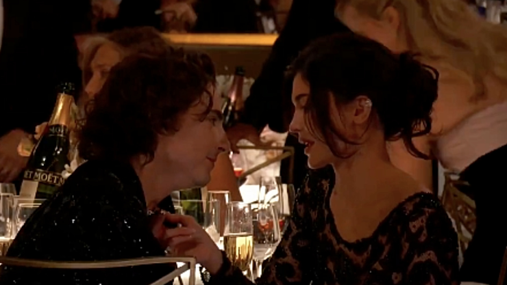 Timotheé Chalamet y Kylie Jenner besándose en los Globos de Oro 2024