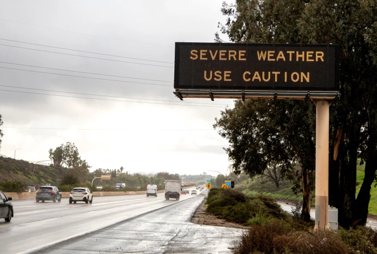 Aviso por el clima en California en la carretera.