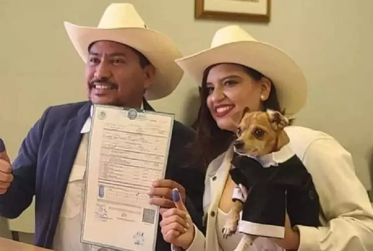 FOTOS Perrito firma como testigo en la boda civil de sus dueños y se viraliza