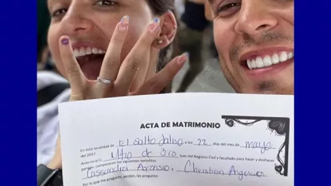 Casandra Ascencio y Yomi se casaron.