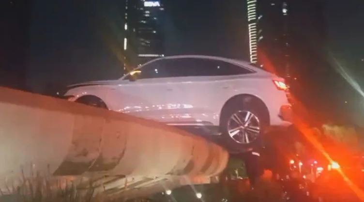 VIDEO-Camioneta-termina-arriba-de-la-fuente-de-la-Diana-Cazadora-en-la-CDMX