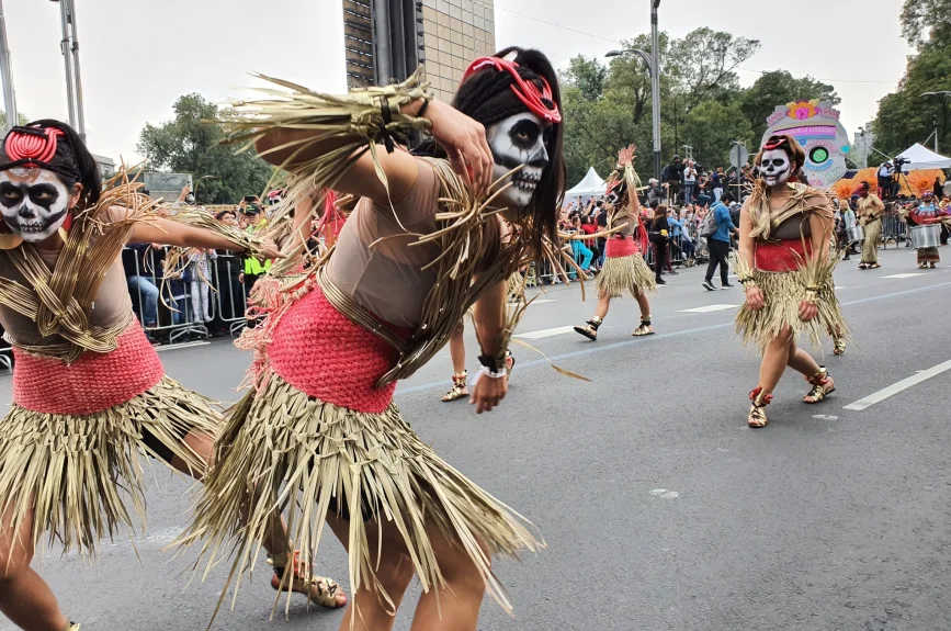 2 mil 500 artistas en acción, 11 carros alegóricos, 22 comparsas y diversos grupos de coreografías llenaron de alegría el corazón de la CDMX.