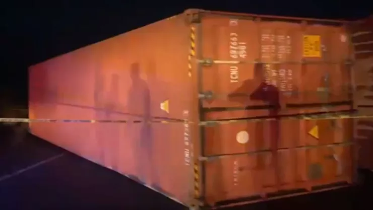 El choque en la arretera Victoria-Monterrey involucró un tráiler de doble remolque que quedó volteado en el pavimento.