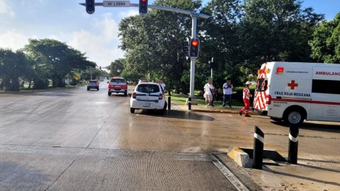 Accidente en Cancún hoy Taxista se estrella contra bolardo en avenida Tulum.jpg