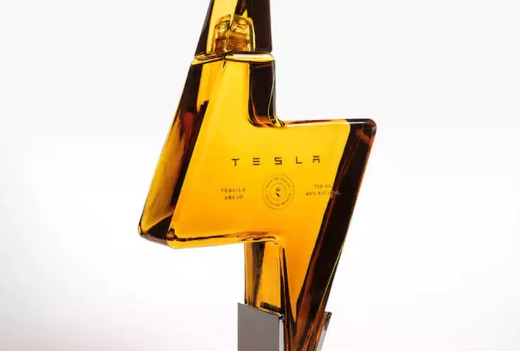 Tesla lanza tequila por 250 dólares, se agota en horas
