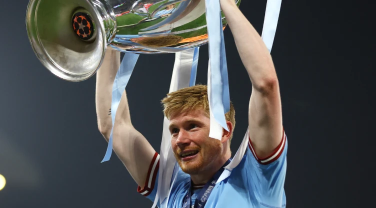 Kevin de Bruyne alza la copa de la Champions League