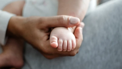 Bebé muere asfixiado en vehículo.