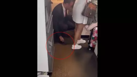 Exhiben a sobrecargo por grabar debajo de la falda de una pasajera; el video causa indignación