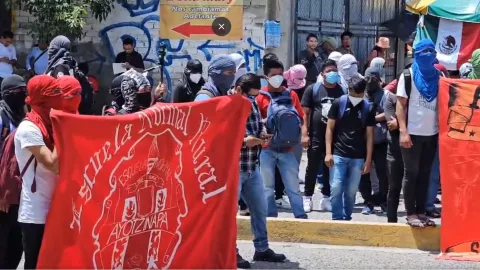 normalistas–ayotzinapa-protestan-frente-congreso-de-guerrero-video