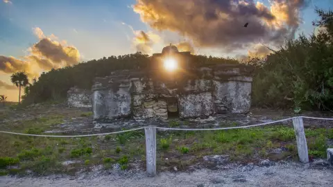 alineación del sol con tumba del caracol en vestigio de cozumel