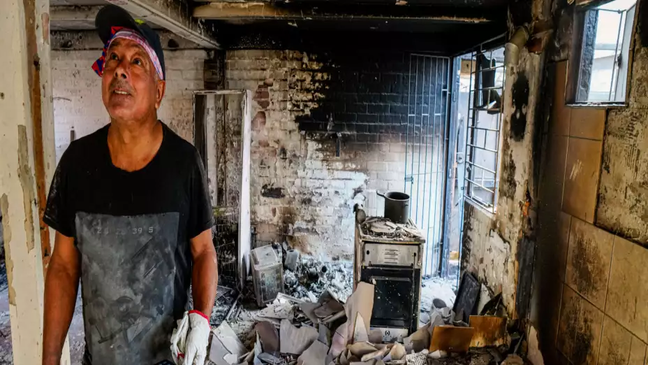 Daños en una casa tras un incendio en el barrio de El Olivar, en Viña del Mar.