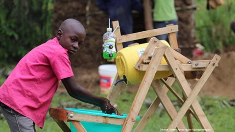 niño maquina lavar manos.jpg