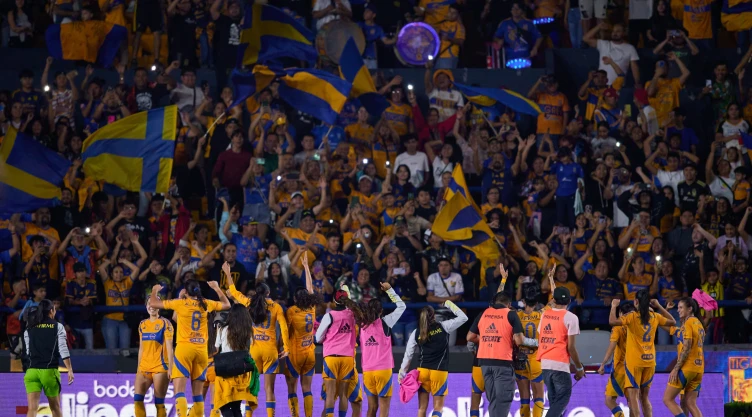 Tigres Femenil festeja con su afición