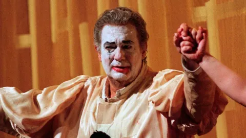 El tenor Plácido Domingo durante una ovación final tras dos óperas de un acto, Cavalleria Rusticana” y “Pagliacci”, en la Ópera Metropolitana de Nueva York el 27 de septiembre de 1999. Imagen: AP
