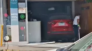 VIDEO | Gimnasio queda parcialmente destruido tras fuerte impacto de una camioneta al interior en Loma Real, Zapopan