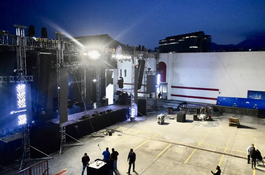 Construcción escenario Gran concierto Juguetón 25 años