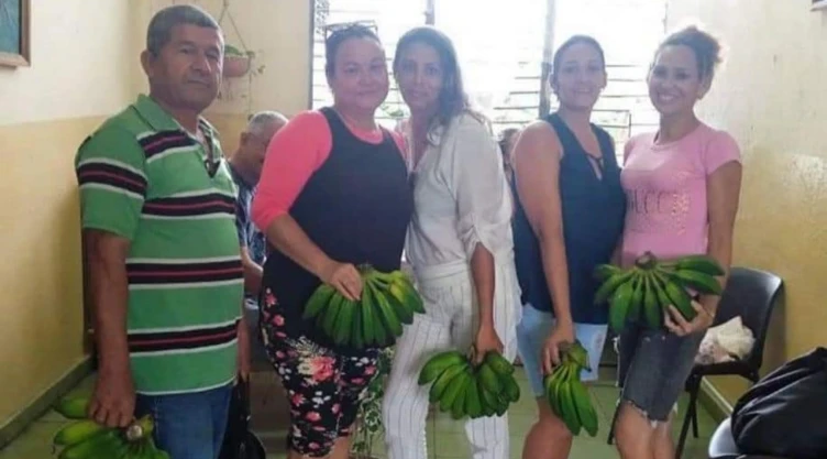 Mestros premiados con plátanos en Cuba