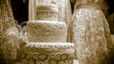 49 ideas de pastel de bodas que puedes tomar como inspiración: desde sencillos hasta muy elaborados.