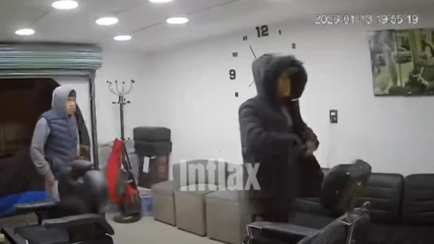 Joven frustra violento asalto en barbería de Tlaxcala (VIDEO)
