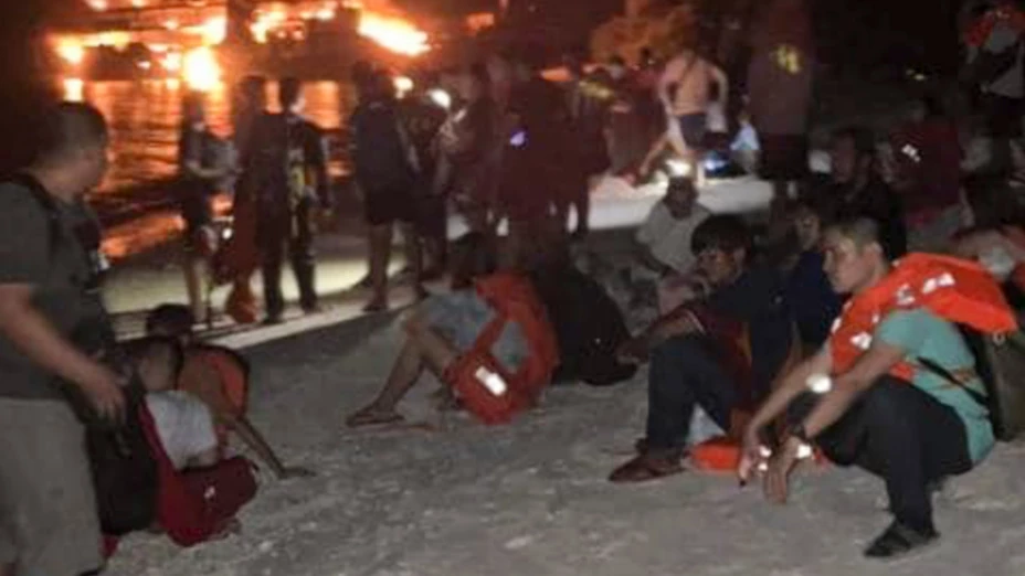 Sobrevivientes de incendio de barco en Filipinas